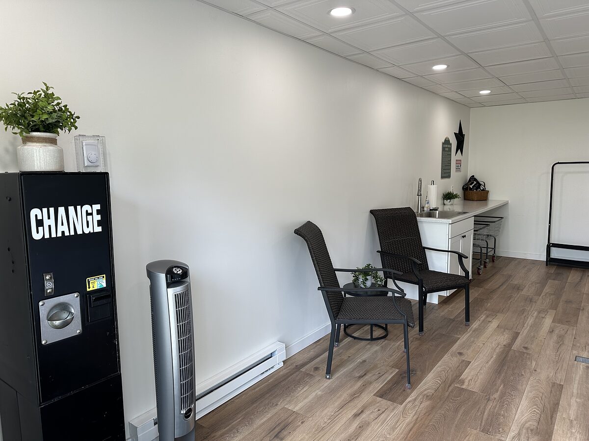 Seating area and change machine in the laundry building
